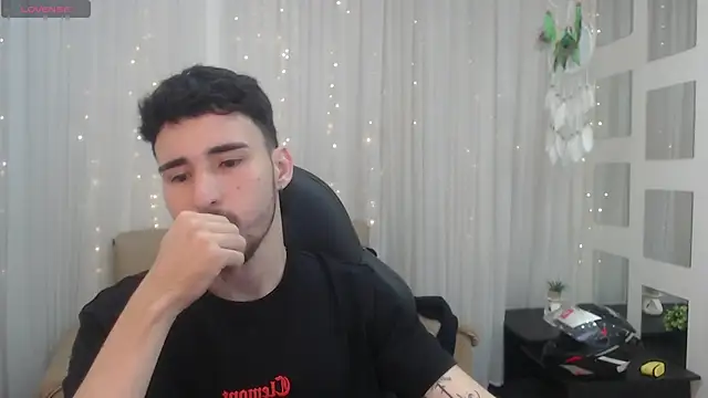 Snapshot of DmitriSanders chatting on 12.26.24 DmitriSanders online show from 12.26.24