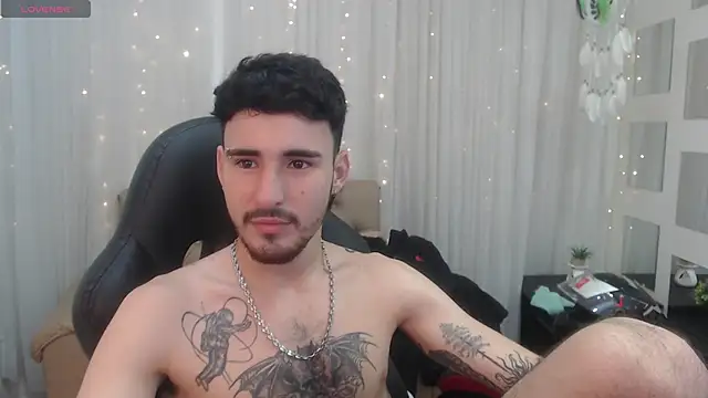 Snapshot of DmitriSanders chatting on 12.27.24 DmitriSanders online show from 12.27.24