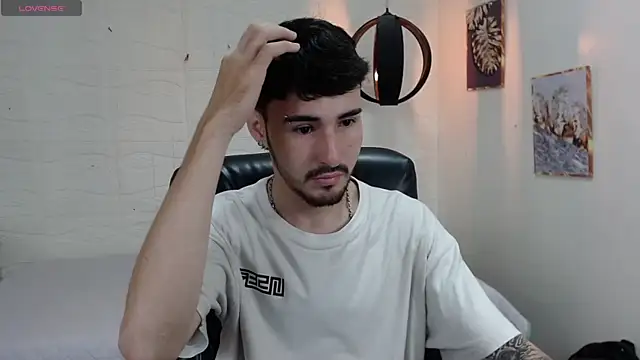 Snapshot of DmitriSanders chatting on 12.28.24 DmitriSanders online show from 12.28.24