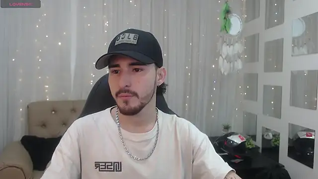 Snapshot of DmitriSanders chatting on 12.28.24 DmitriSanders online show from 12.28.24