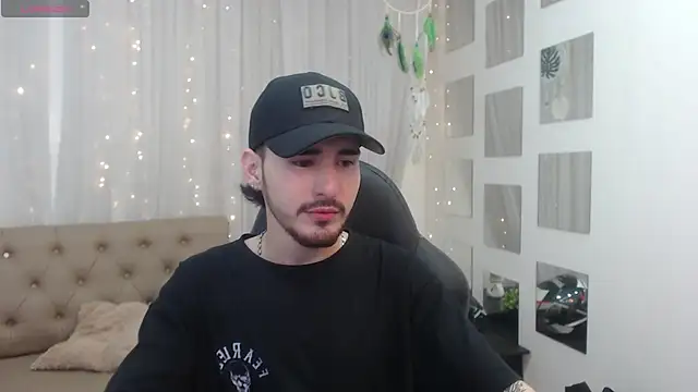 Snapshot of DmitriSanders chatting on 12.29.24 DmitriSanders online show from 12.29.24