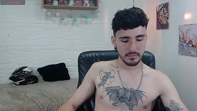 Snapshot of DmitriSanders chatting on 01.14.25 DmitriSanders online show from 01.14.25