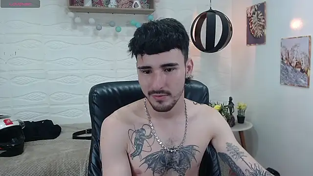 Snapshot of DmitriSanders chatting on 01.20.25 DmitriSanders online show from 01.20.25