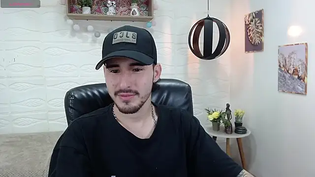 Snapshot of DmitriSanders chatting on 01.25.25 DmitriSanders online show from 01.25.25