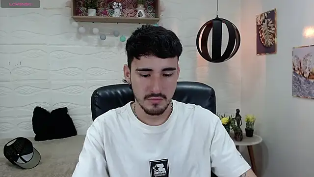 Snapshot of DmitriSanders chatting on 01.28.25 DmitriSanders online show from 01.28.25