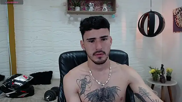 Snapshot of DmitriSanders chatting on 02.05.25 DmitriSanders online show from 02.05.25