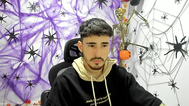 Snapshot of DmitriSanders chatting on 09.30.25 DmitriSanders online show from 09.30.25