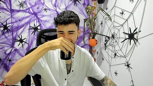 Snapshot of DmitriSanders chatting on 10.01.25 DmitriSanders online show from 10.01.25