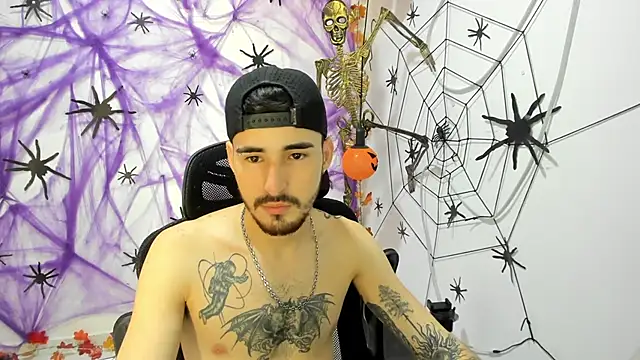 Snapshot of DmitriSanders chatting on 10.04.25 DmitriSanders online show from 10.04.25