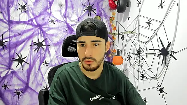 Snapshot of DmitriSanders chatting on 10.16.25 DmitriSanders online show from 10.16.25