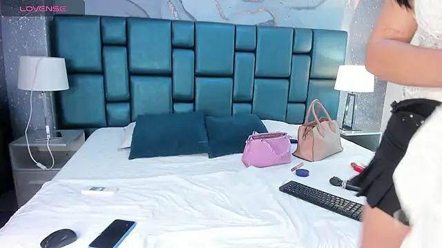 Nahomi Wild online show from 12.24.24