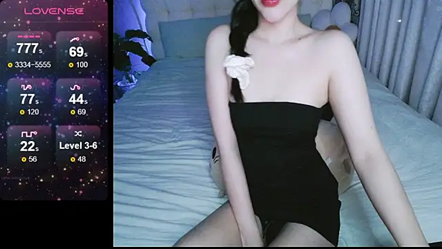 Snapshot of _Viviann_ chatting on 12.10.24 Viviann online show from 12.10.24