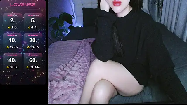 Snapshot of _Viviann_ chatting on 12.13.24 Viviann online show from 12.13.24