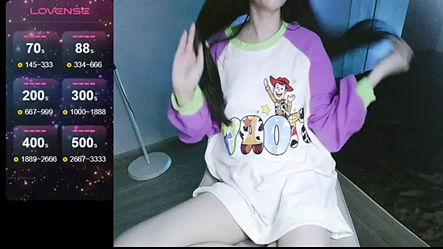 Snapshot of _Viviann_ chatting on 03.05.25 Viviann online show from 03.05.25