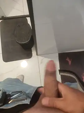 Snapshot of dredre1069 chatting on 11.19.25 dredre1069 online show from 11.19.25