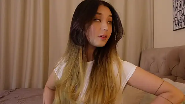 Snapshot of Sarasuo1 chatting on 12.10.24 Sarasuo1 online show from 12.10.24