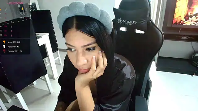 Snapshot of Pamela-fit chatting on 02.12.25 Pamela-fit online show from 02.12.25