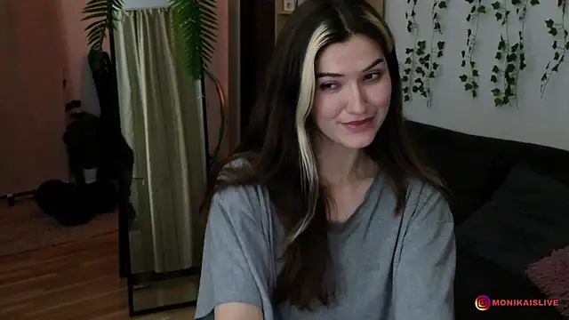 Snapshot of monikavenom chatting on 04.06.26 monikavenom online show from 04.06.26