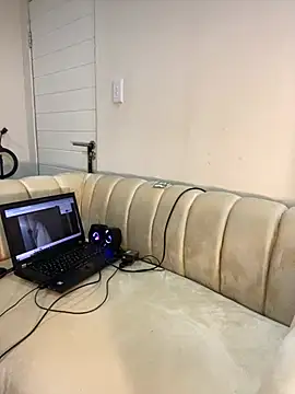 Snapshot of SexyDee025 chatting on 03.19.25 SexyDee025 online show from 03.19.25