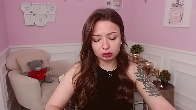 Snapshot of LucySkilar chatting on 06.29.26 LucySkilar online show from 06.29.26