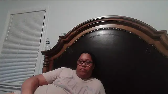 Snapshot of ebonyred chatting on 02.01.25 ebonyred online show from 02.01.25