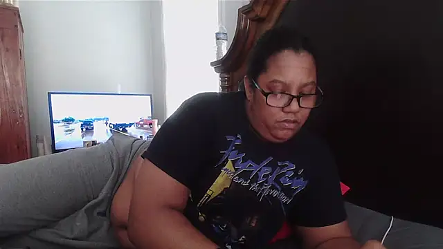 Snapshot of ebonyred chatting on 02.20.25 ebonyred online show from 02.20.25