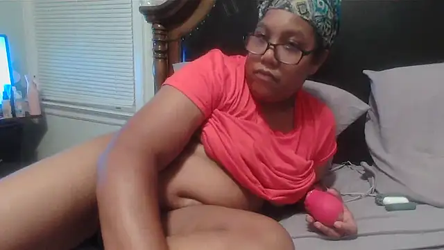 Snapshot of ebonyred chatting on 10.07.25 ebonyred online show from 10.07.25