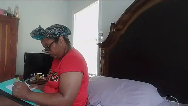 Snapshot of ebonyred chatting on 10.10.25 ebonyred online show from 10.10.25
