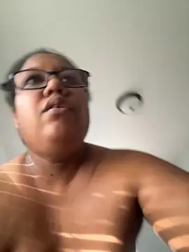 Snapshot of ebonyred chatting on 10.15.25 ebonyred online show from 10.15.25