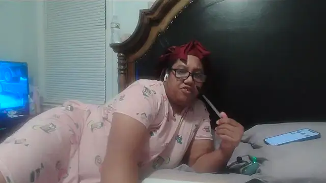 Snapshot of ebonyred chatting on 10.16.25 ebonyred online show from 10.16.25