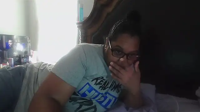 Snapshot of ebonyred chatting on 10.16.25 ebonyred online show from 10.16.25