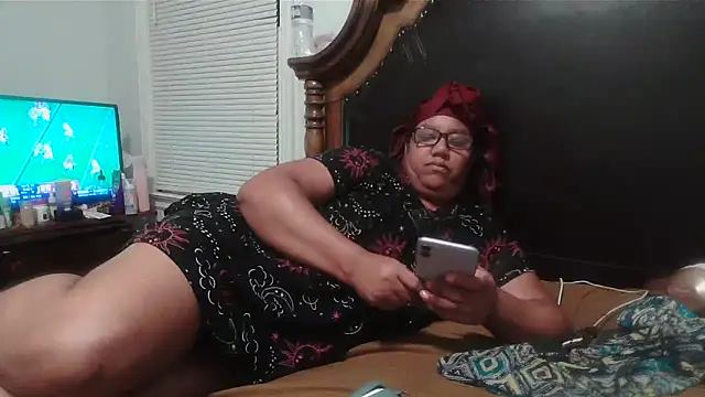 Snapshot of ebonyred chatting on 10.19.25 ebonyred online show from 10.19.25
