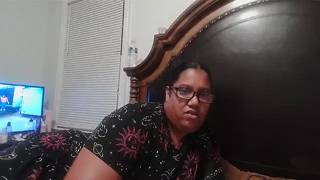 Snapshot of ebonyred chatting on 10.24.25 ebonyred online show from 10.24.25