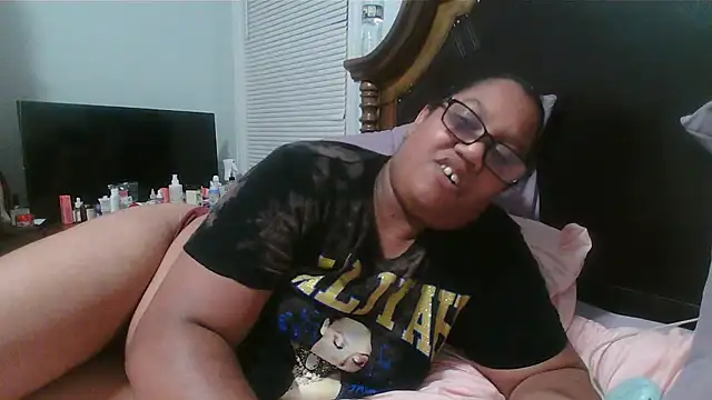 Snapshot of ebonyred chatting on 04.30.26 ebonyred online show from 04.30.26