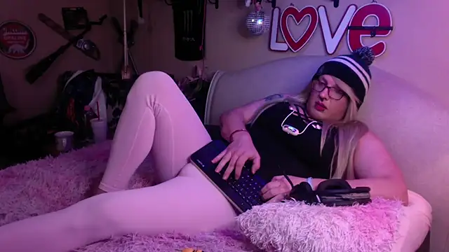 Snapshot of Blakelytgirl chatting on 01.21.25 Blakelytgirl online show from 01.21.25