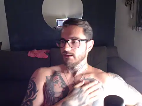 Snapshot of clark_r chatting on 09.23.25 clark r online show from 09.23.25