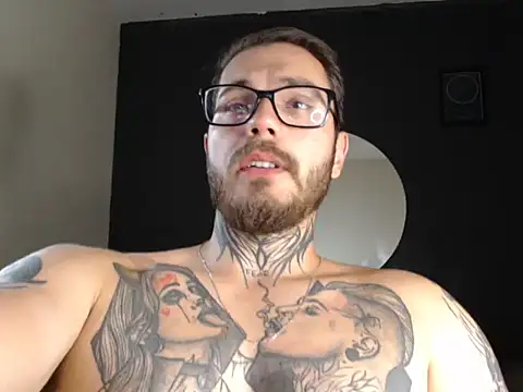 Snapshot of clark_r chatting on 10.07.25 clark r online show from 10.07.25