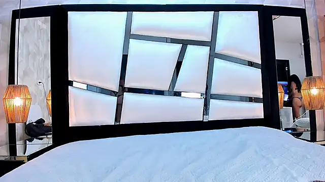 Snapshot of LiaObrien chatting on 02.19.26 LiaObrien online show from 02.19.26