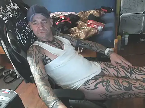 Snapshot of Tomi18cmm2 chatting on 09.27.25 Tomi18cmm2 online show from 09.27.25