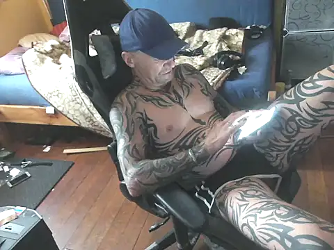 Snapshot of Tomi18cmm2 chatting on 10.03.25 Tomi18cmm2 online show from 10.03.25