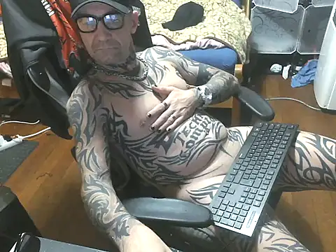 Snapshot of Tomi18cmm2 chatting on 11.04.25 Tomi18cmm2 online show from 11.04.25