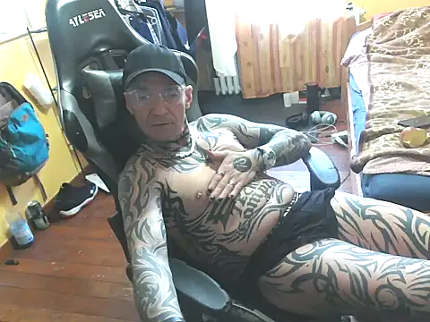 Snapshot of Tomi18cmm2 chatting on 04.06.26 Tomi18cmm2 online show from 04.06.26