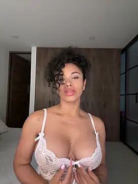 Snapshot of Brunettexio chatting on 12.14.24 Brunettexio online show from 12.14.24