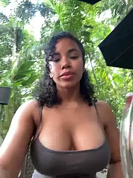 Snapshot of Brunettexio chatting on 12.22.24 Brunettexio online show from 12.22.24