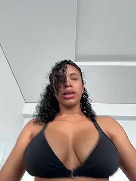 Snapshot of Brunettexio chatting on 12.29.24 Brunettexio online show from 12.29.24