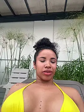 Snapshot of Brunettexio chatting on 01.24.25 Brunettexio online show from 01.24.25