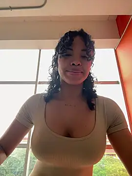 Snapshot of Brunettexio chatting on 02.14.25 Brunettexio online show from 02.14.25