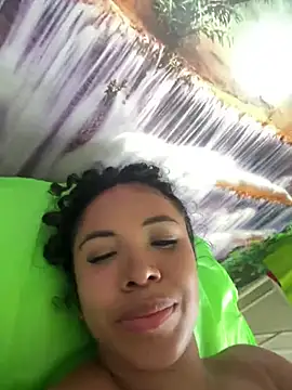 Snapshot of Brunettexio chatting on 02.14.25 Brunettexio online show from 02.14.25