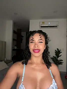 Snapshot of Brunettexio chatting on 02.15.25 Brunettexio online show from 02.15.25