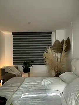 Snapshot of Brunettexio chatting on 09.25.25 Brunettexio online show from 09.25.25